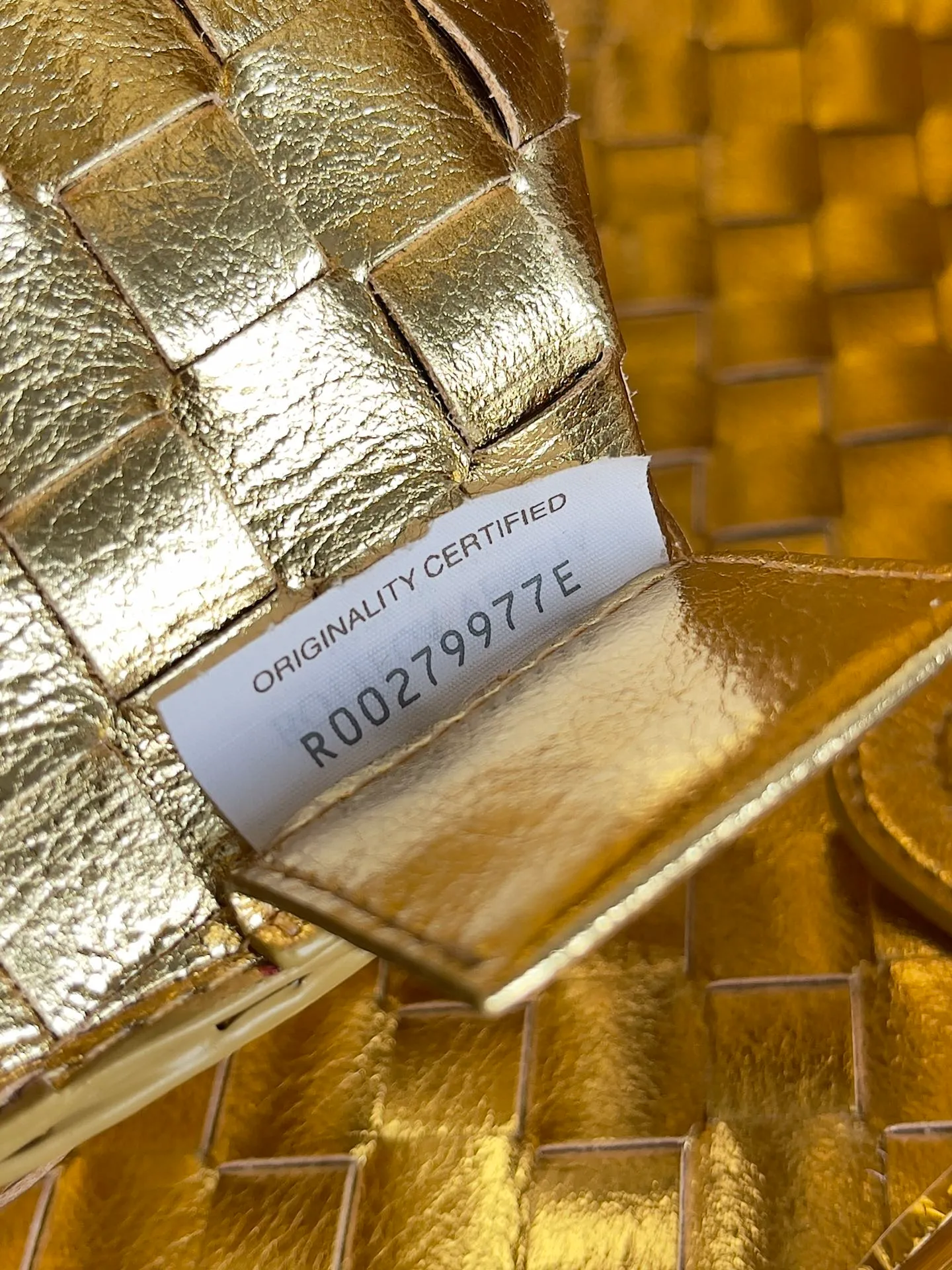 Batch 1860, ready to ship. Inspired by the 20th century modern sculptor Brancusi's work "Birds in the Sky". Muse brass handles, unique craftsmanship, make each handle unique, thus reflecting the precious sense of sculpture. Carrying Sardine in hand creates a high-end and modern look! The Sardine handbag uses Intrecciato weaving to highlight the inheritance of the brand's craftsmanship. The handle design forms a strong contrast and presents an artistic design concept. The finishing of the Muse brass decorative layer is completed by multiple processes. The exquisite craftsmanship makes each handle unique. Style number: 716082 Size: 36*3*24cm